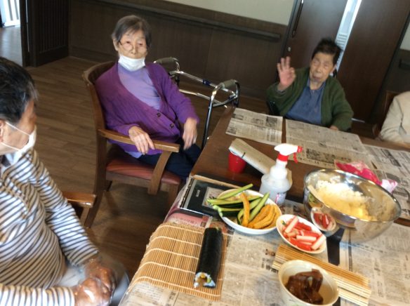 【茅野】グループホーム　4月は巻き寿司作りをしました。